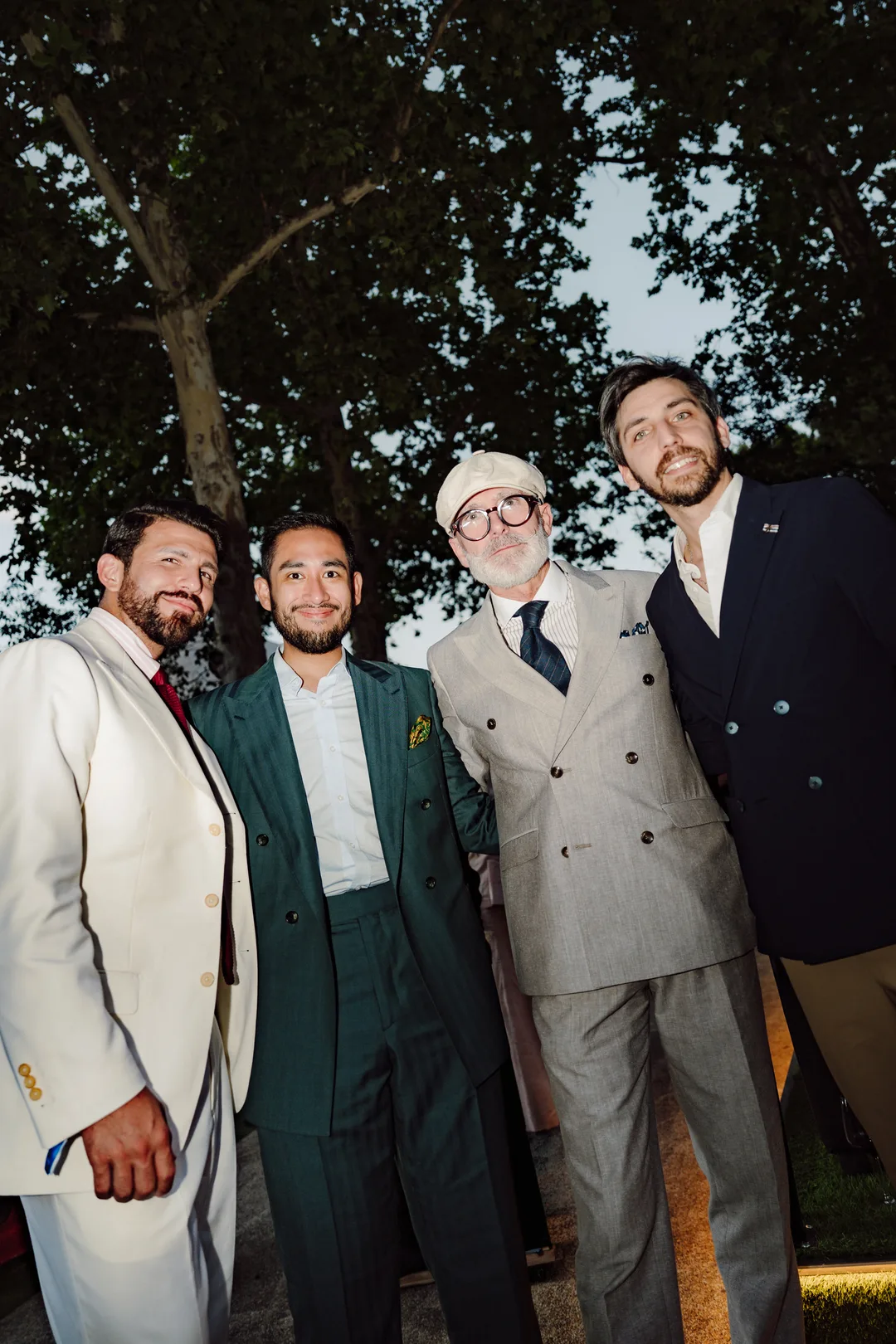 Cuatro hombres de traje en Pitti Uomo 110, Florencia, con prendas de Distretto12