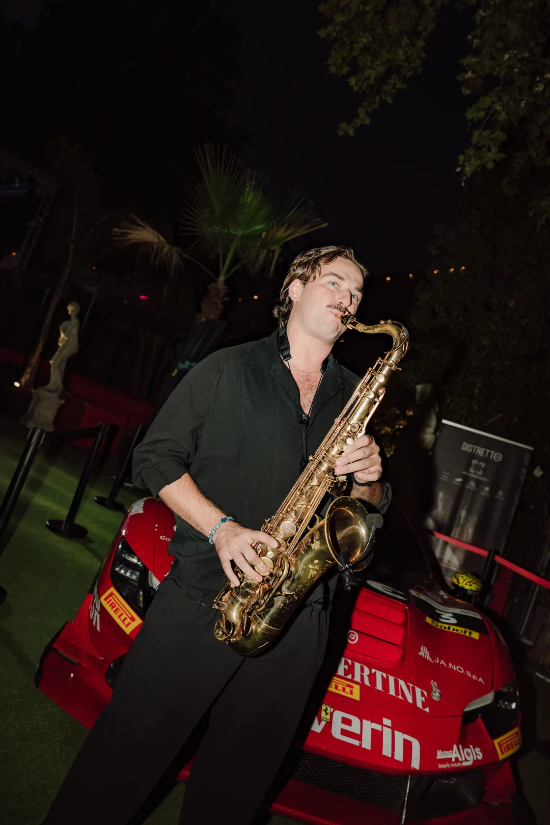 Saxofonista en el evento de Distretto12 en Pitti Uomo 110