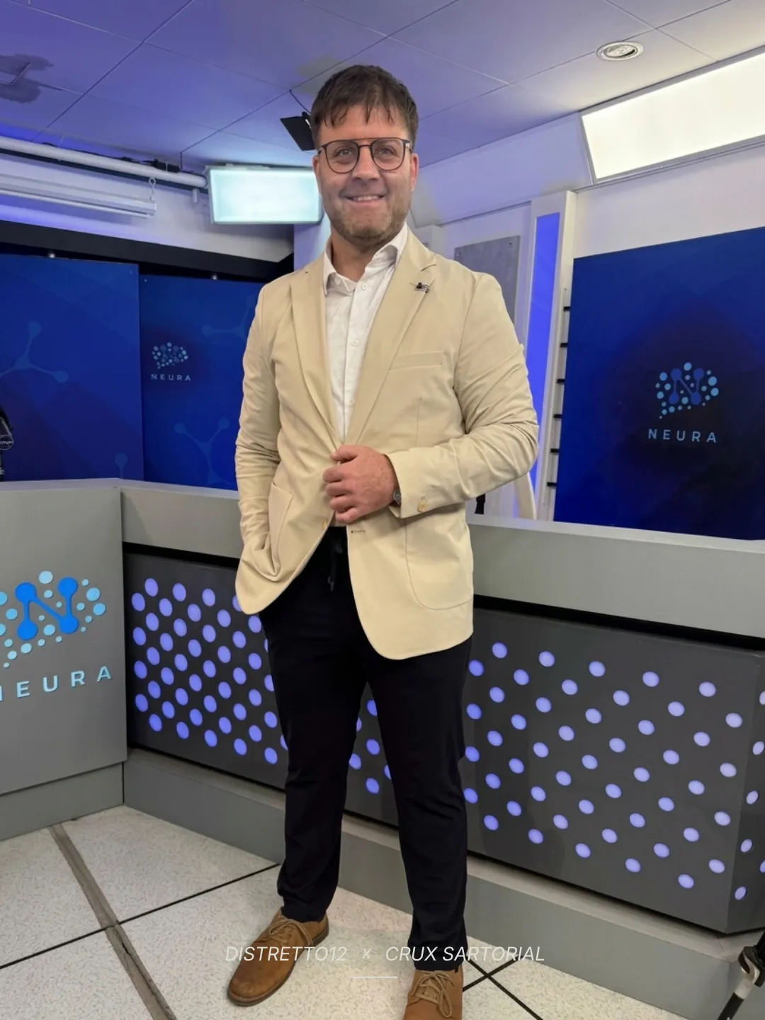 Saco travertino y pantalón azul CRUX en el estudio de Neura
