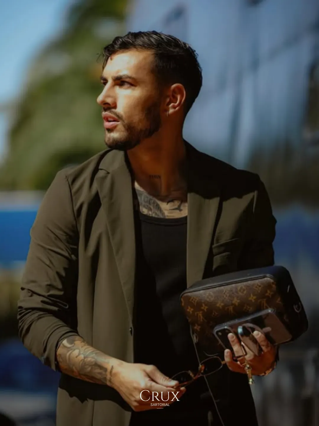 Leandro Paredes con saco CRUX y un bolso de mano