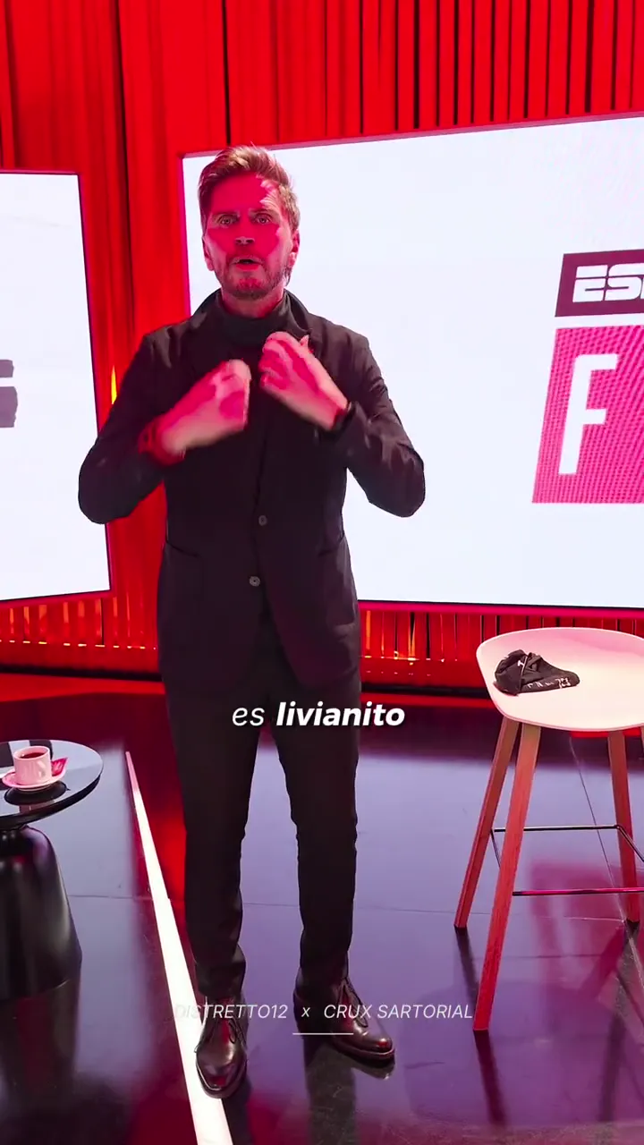 Sebastián Vignolo con un saco Active de CRUX en el set de ESPN