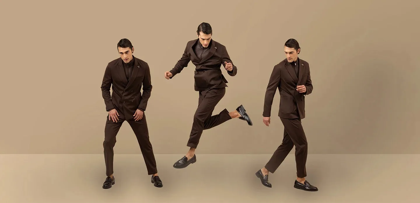 Modelo con traje marrón de Distretto12 en tres poses: de pie, saltando y caminando
