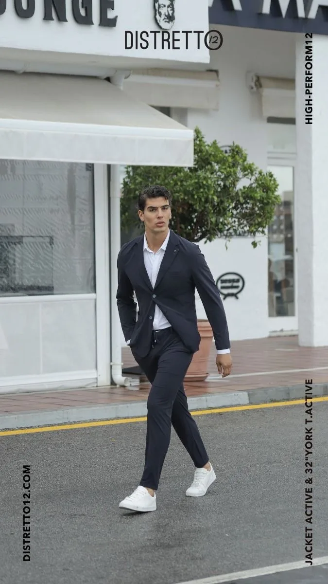 Hombre caminando por la calle con Jacket Active y pantalón York Active azules de Distretto12