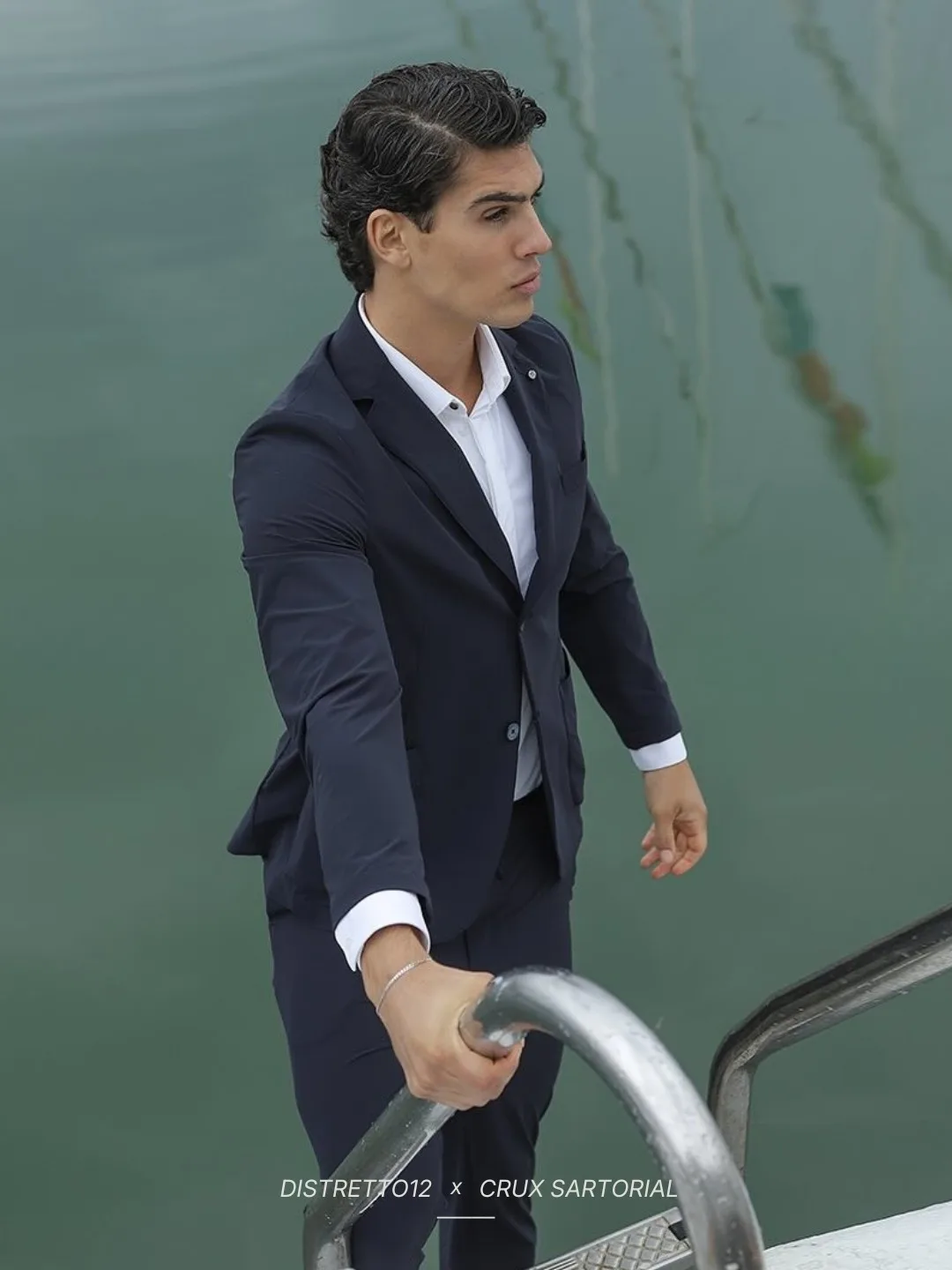 Hombre con traje Active azul de Distretto12 × CRUX Sartorial en un muelle
