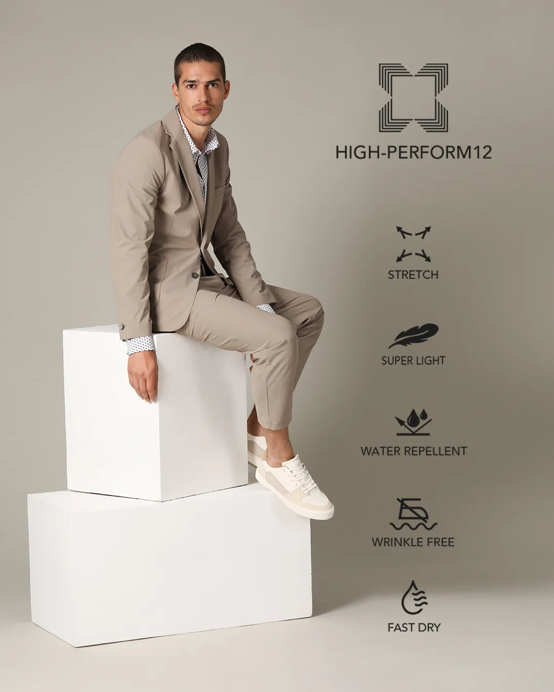 Traje beige High-Perform12 de Distretto12 con sus prestaciones: stretch, super light, water repellent, wrinkle free, fast dry